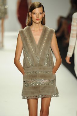 model j. pist yürür mendel gösterisi