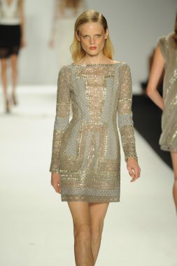 model j. pist yürür mendel gösterisi