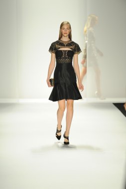 model j. pist yürür mendel gösterisi