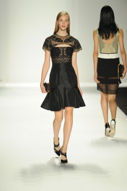 model j. pist yürür mendel gösterisi