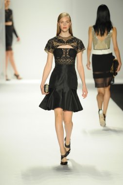 model j. pist yürür mendel gösterisi