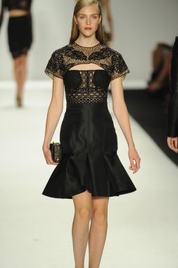 model j. pist yürür mendel gösterisi