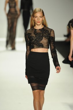 model j. pist yürür mendel gösterisi