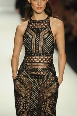 model j. pist yürür mendel gösterisi