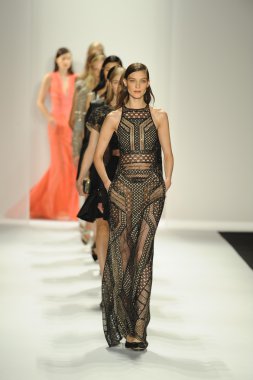 model j. pist yürür mendel gösterisi