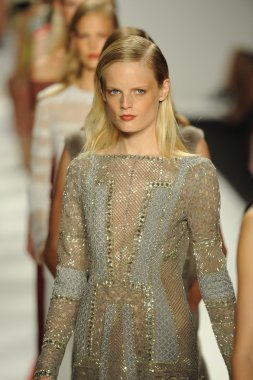 model j. pist yürür mendel gösterisi