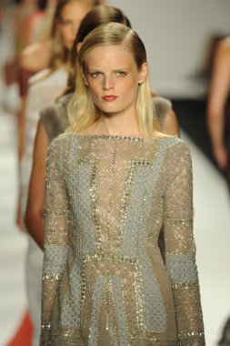 model j. pist yürür mendel gösterisi