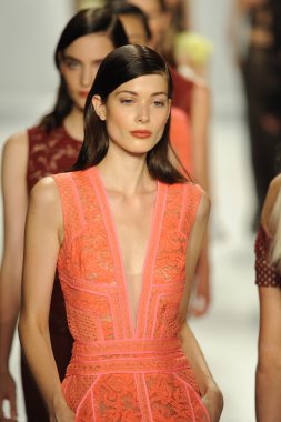model j. pist yürür mendel gösterisi