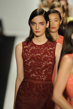 model j. pist yürür mendel gösterisi