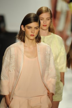 model j. pist yürür mendel gösterisi