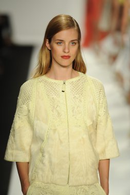 model j. pist yürür mendel gösterisi