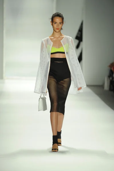 Modelo en Milly Por Michelle Smith desfile de moda — Foto de Stock