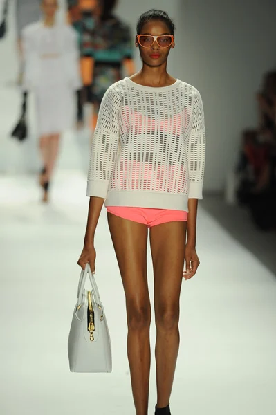 Model at Milly By Michelle Smith fashion show — Stock Photo, Image