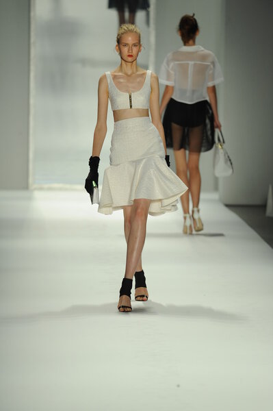 Модель на модном показе Милли Мишель Смит
