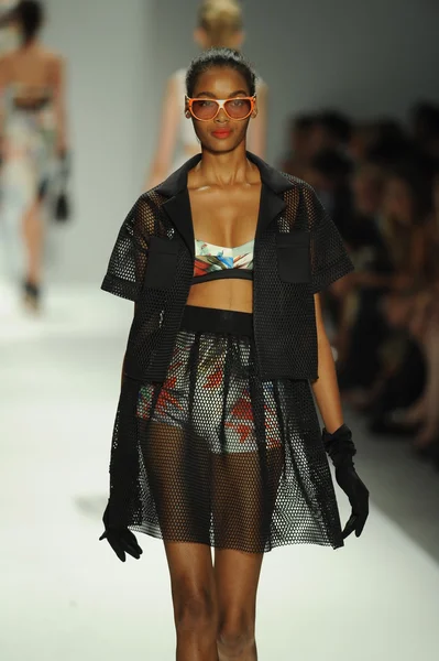 Modelo no Milly By Michelle Smith desfile de moda — Fotografia de Stock