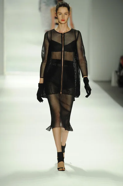 Модель на модном показе Милли Мишель Смит — стоковое фото