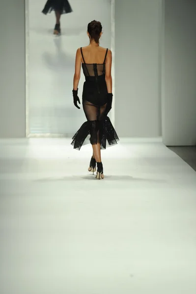 Модель на модном показе Милли Мишель Смит — стоковое фото