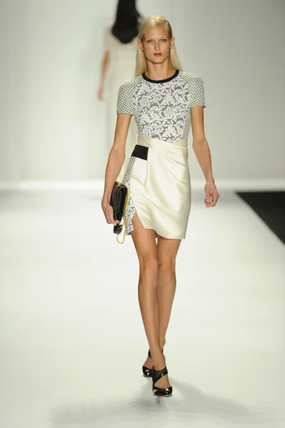 Modelo caminha pista no J. Mendel show — Fotografia de Stock