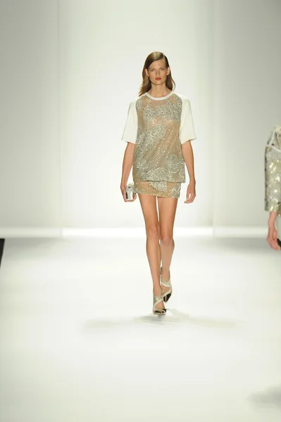 Modelo caminha pista no J. Mendel show — Fotografia de Stock