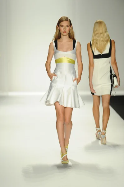 Modelo caminha pista no J. Mendel show — Fotografia de Stock