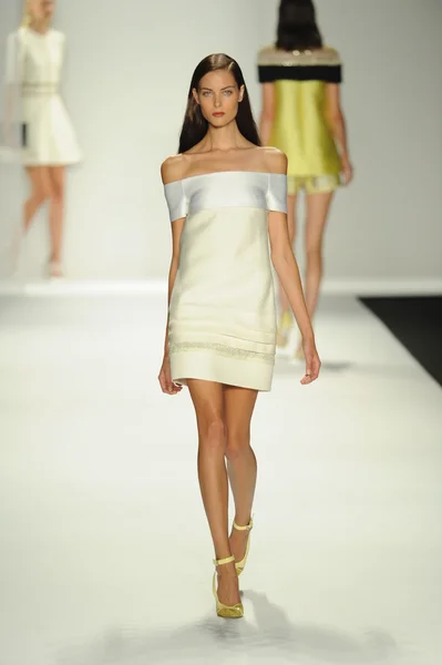 Modelo caminha pista no J. Mendel show — Fotografia de Stock