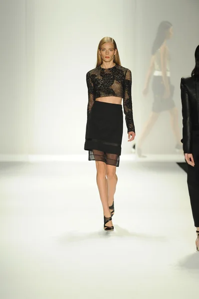 Modelo caminha pista no J. Mendel show — Fotografia de Stock