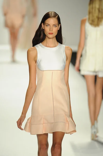 Model at J. Mendel fashion show — Stock Photo, Image