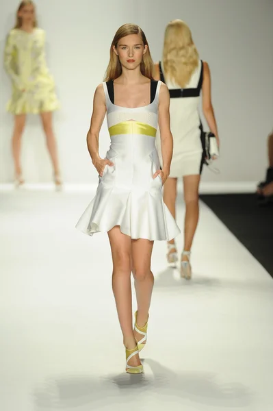 Model at J. Mendel fashion show — Stock Photo, Image