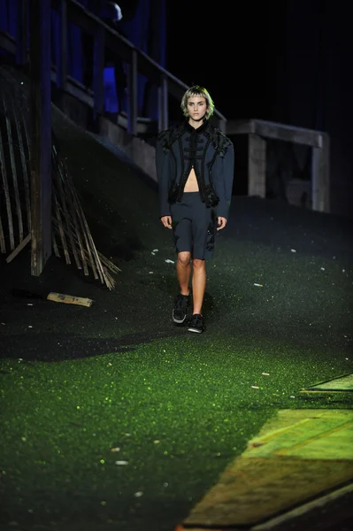 Model at Marc Jacobs fashion show — Stock Photo, Image