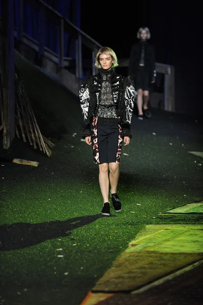 Model at Marc Jacobs fashion show — Stock Photo, Image