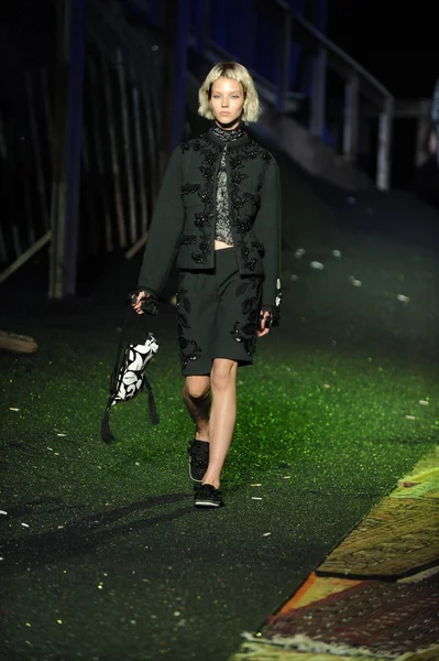 Modelo en Marc Jacobs desfile de moda — Foto de Stock