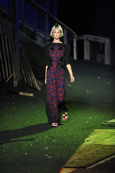 Modelo en Marc Jacobs desfile de moda — Foto de Stock