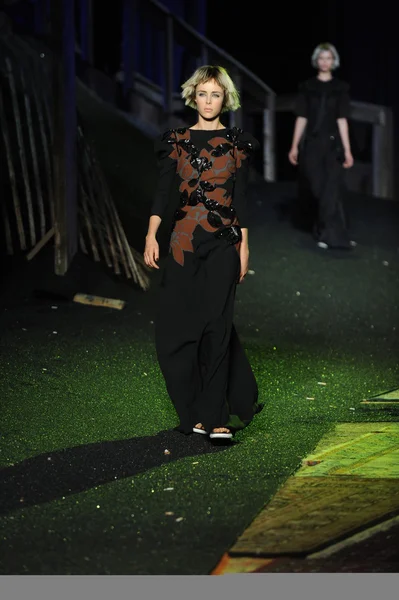 Modelo en Marc Jacobs desfile de moda — Foto de Stock