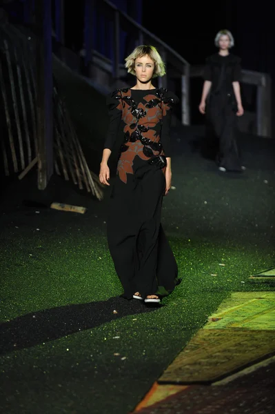Modelo en Marc Jacobs desfile de moda —  Fotos de Stock