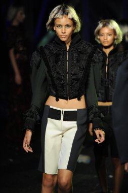 modelleri de marc jacobs moda gösterisi