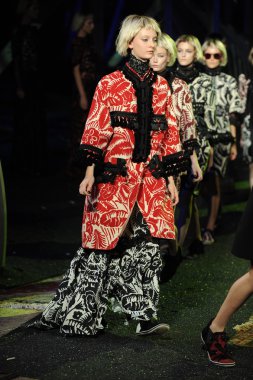 modelleri de marc jacobs moda gösterisi