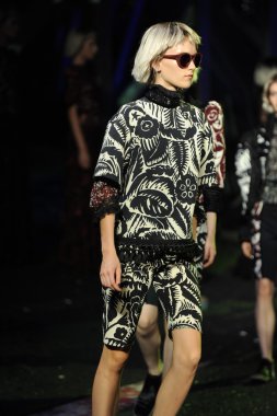 modelleri de marc jacobs moda gösterisi