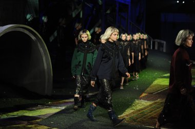 modelleri de marc jacobs moda gösterisi
