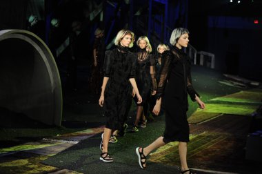 modelleri de marc jacobs moda gösterisi
