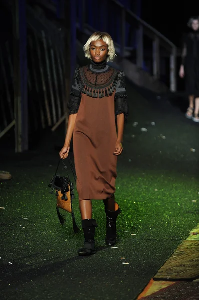 Model at Marc Jacobs fashion show — Stock Photo, Image