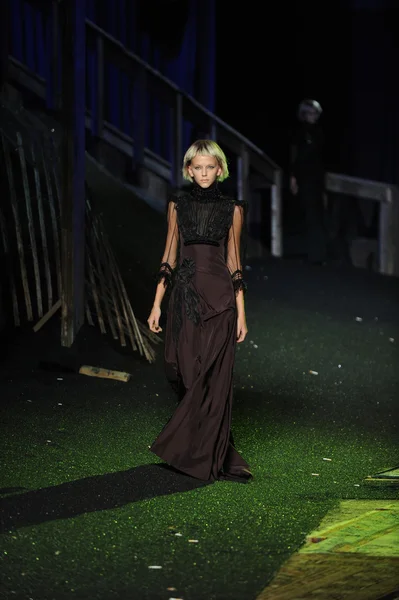 Modelo en Marc Jacobs desfile de moda — Foto de Stock