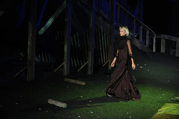 Modelo en Marc Jacobs desfile de moda — Foto de Stock