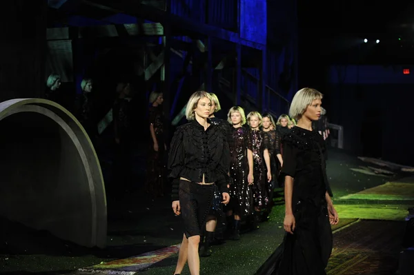 Models at Marc Jacobs fashion show — Stock Photo, Image