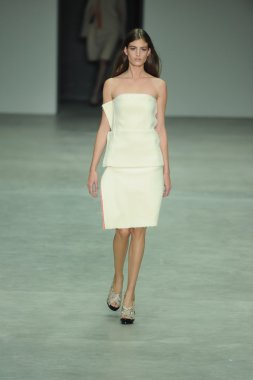 model, calvin klein koleksiyonu moda defilesi