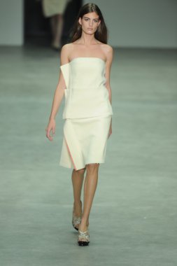 model, calvin klein koleksiyonu moda defilesi
