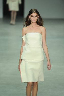 model, calvin klein koleksiyonu moda defilesi