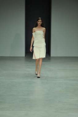 model, calvin klein koleksiyonu moda defilesi
