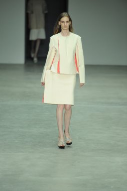 model, calvin klein koleksiyonu moda defilesi