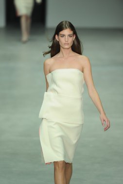 model, calvin klein koleksiyonu moda defilesi