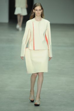 model, calvin klein koleksiyonu moda defilesi